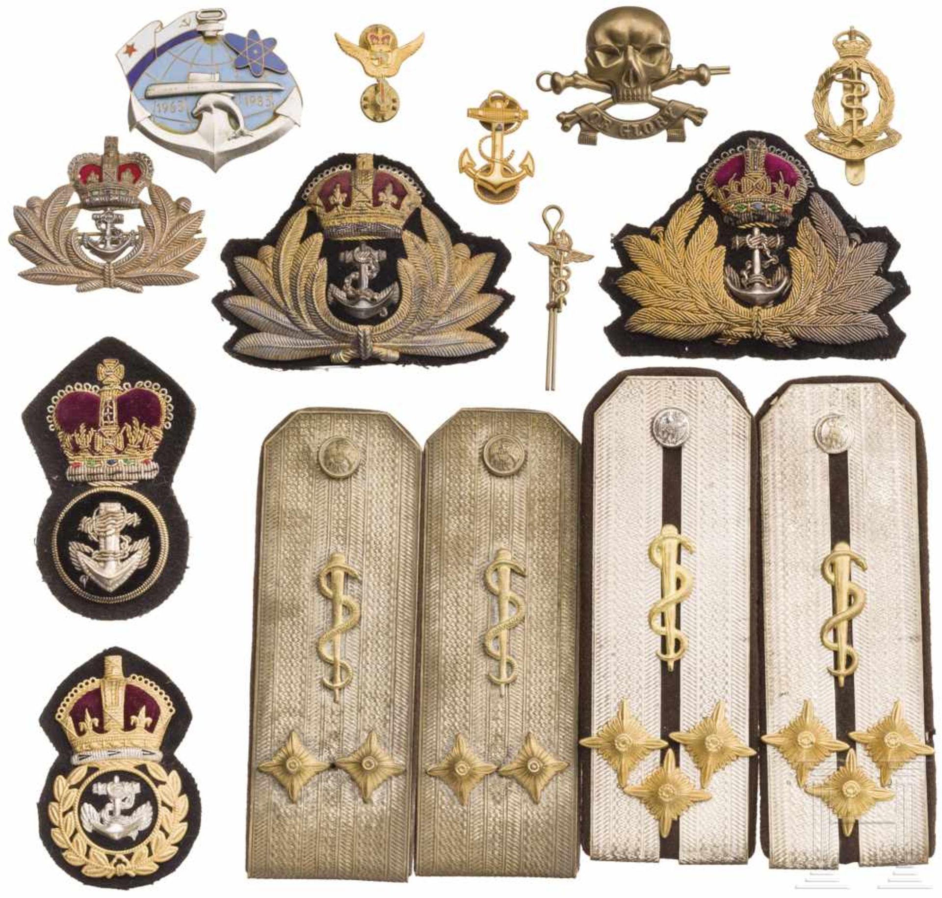 A convolute of international insignia, 20th centuryZwei Paar Schulterstücke für Militärärzte des