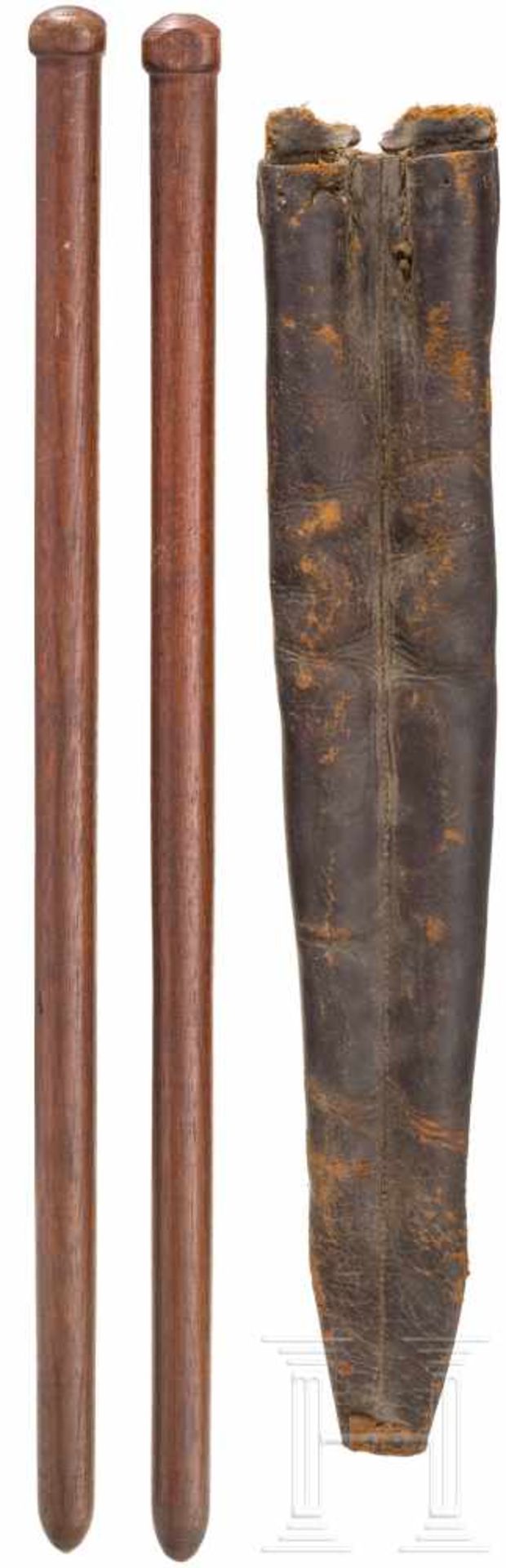 Drumsticks in leather case, c. 1880Holz und Leder (beschädigt), Länge der Stöcke jew. 48 cm.