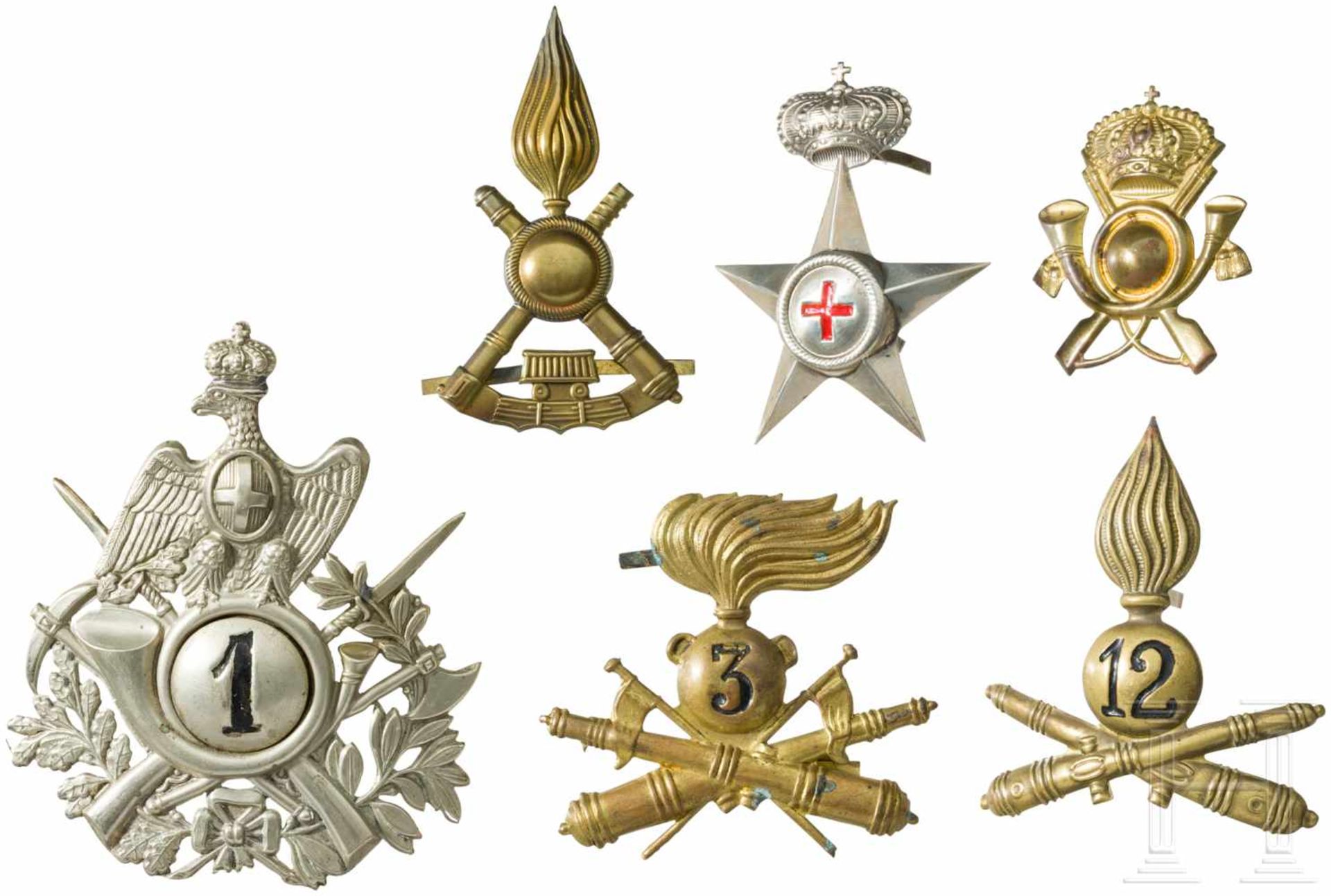Six Italian headgear emblems, 20th centuryGeprägtes Buntmetall oder weißes Metall, teilweise