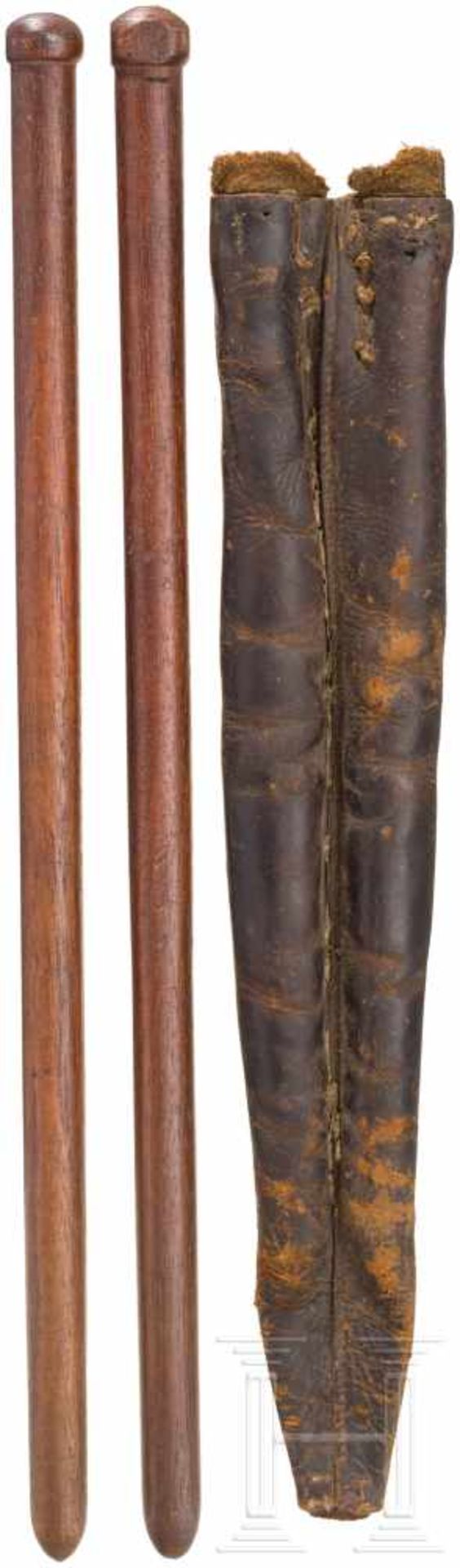 Drumsticks in leather case, c. 1880Holz und Leder (beschädigt), Länge der Stöcke jew. 48 cm. - Bild 2 aus 2