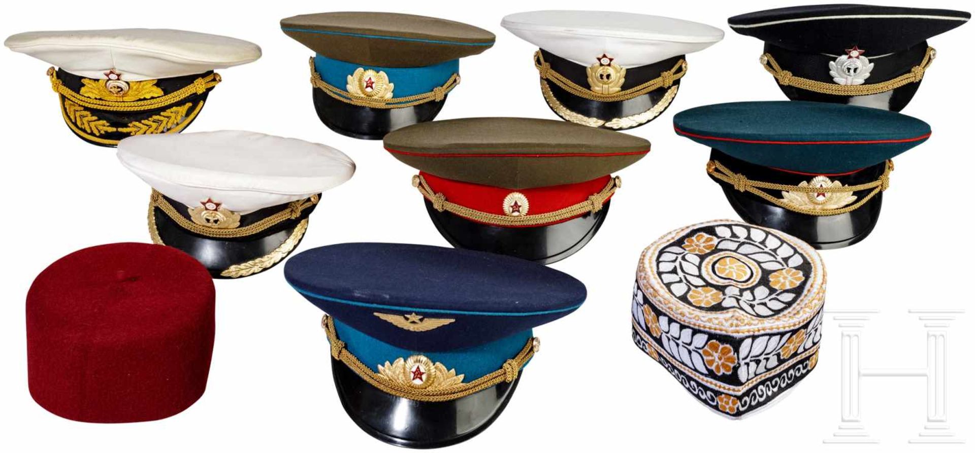 Eight Soviet visor caps, mostly for officersFertigung nach 1990, Marine und Infanterie, ein Admiral.