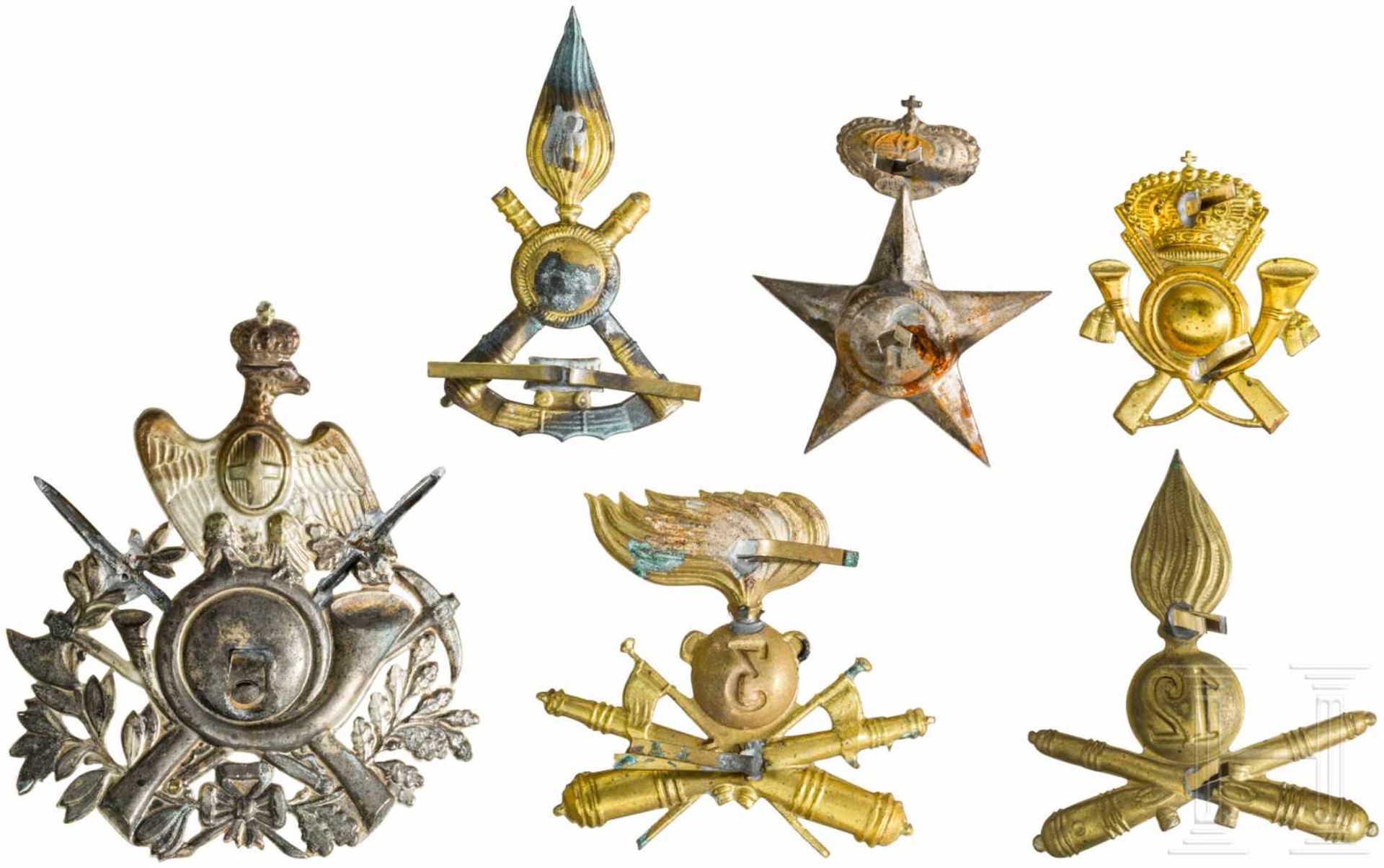 Six Italian headgear emblems, 20th centuryGeprägtes Buntmetall oder weißes Metall, teilweise - Bild 2 aus 2