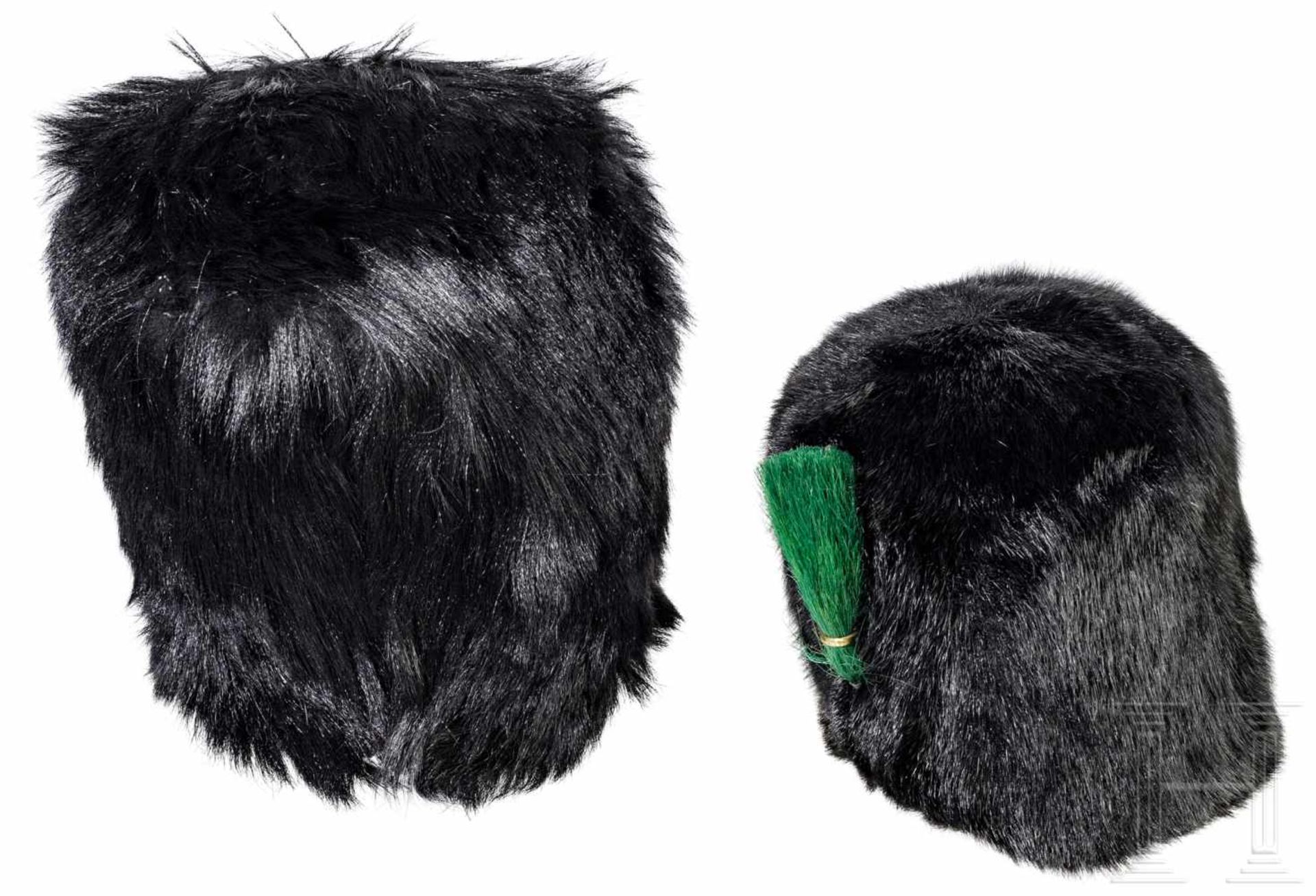 Two fur caps of the English Guard (Queen's Guard)Zwei Bärenfellmützen der englischen Garde, eine