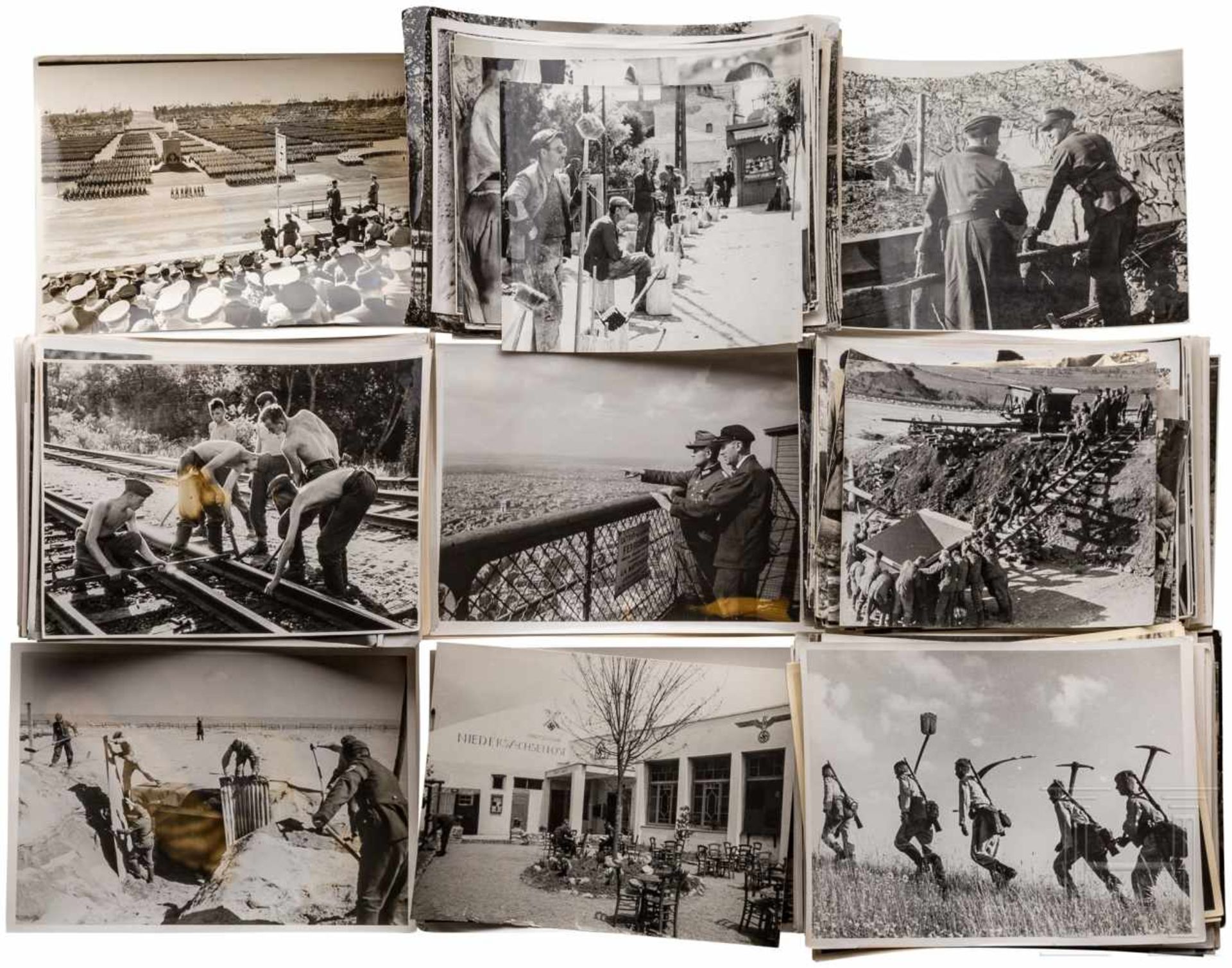 220 Fotos Reichsarbeitsdienst im KriegseinsatzDie Fotos überwiegend im Format 13 x 18 cm. Rs. mit