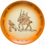 WHW-Steingutteller Gau 10 Hessen-NassauGlasiert, orangefarben. Motiv und Schrift in Schwarz.