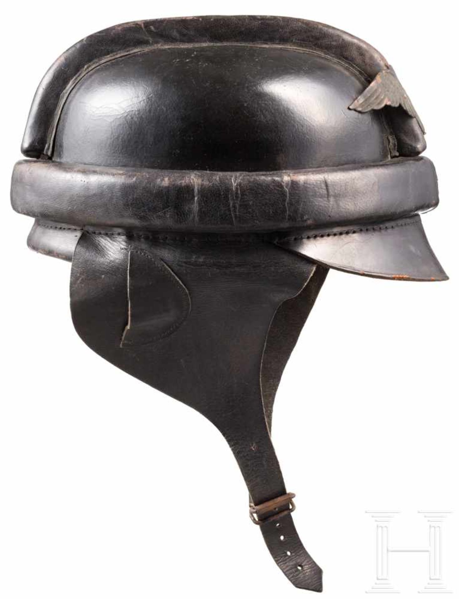 NSKK-SturzhelmSchwarze Lederglocke mit gepolsterten Schutzwülsten, Vorderschirm, Ohrenklappen und - Bild 3 aus 4