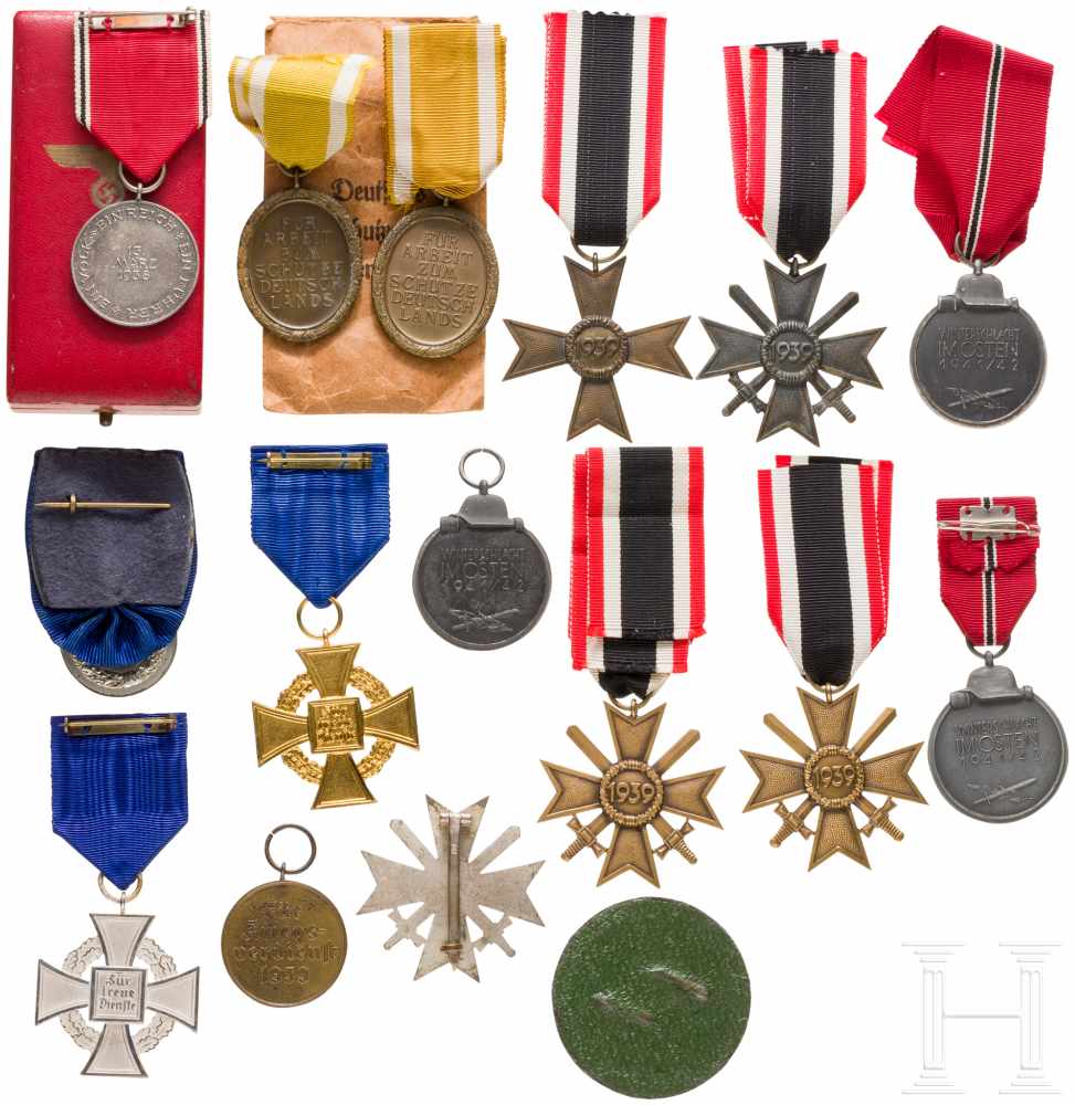 Kleine Sammlung AuszeichnungenEin KVK 1. Klasse, vier 2. Klassen und eine KVK-Medaille. Medaille - Image 2 of 2