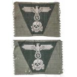 Zwei Mützenabzeichen für die Einheitsfeldmütze M 43 der Waffen-SSMaschinengestickte, feldgraue