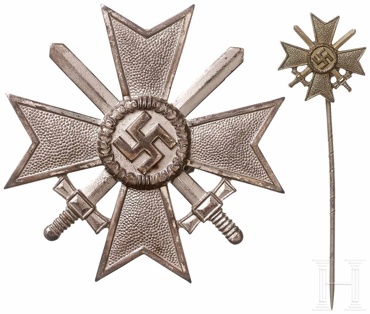 Kriegsverdienstkreuz 1. Klasse mit Schwertern im VerleihungsetuiVersilberte Buntmetallausführung, - Image 2 of 3