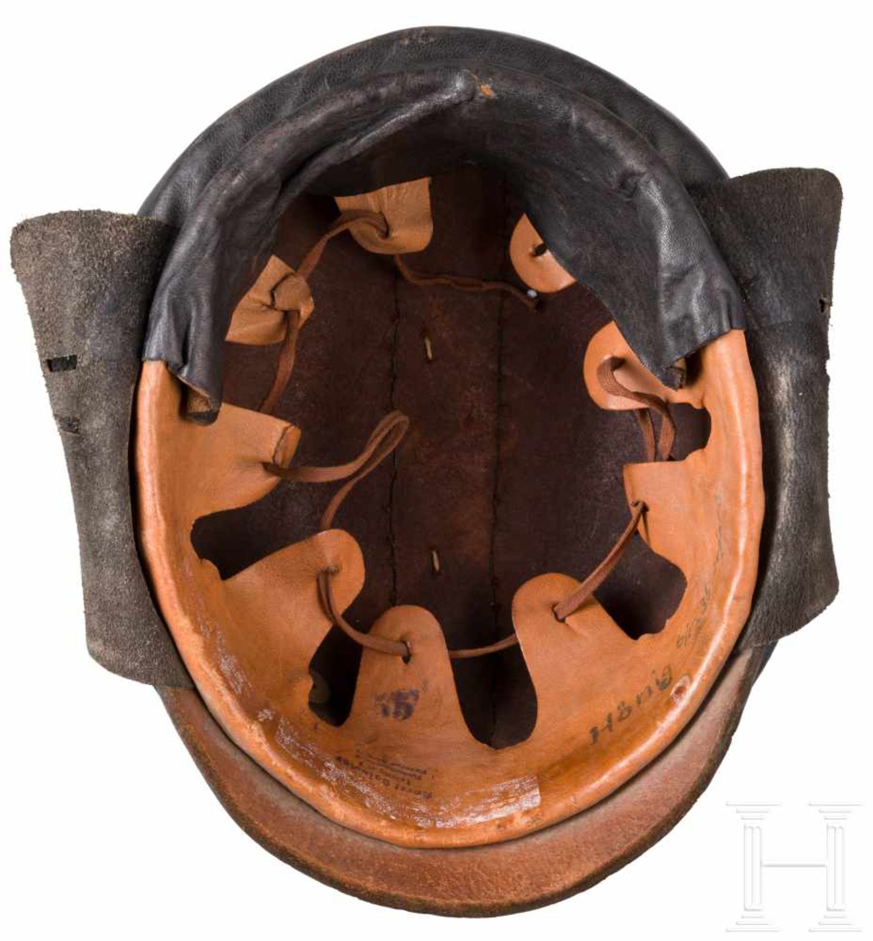 NSKK-SturzhelmSchwarze Lederglocke mit gepolsterten Schutzwülsten, Vorderschirm, Ohrenklappen und - Bild 4 aus 4