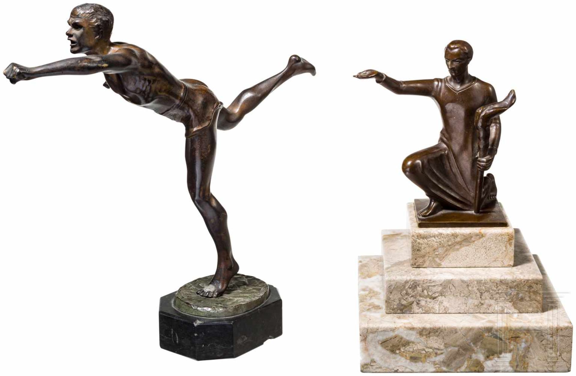 Läufer und kniender FackelträgerJeweils massive Bronze und auf Steinsockel (bestoßen). Figur eines