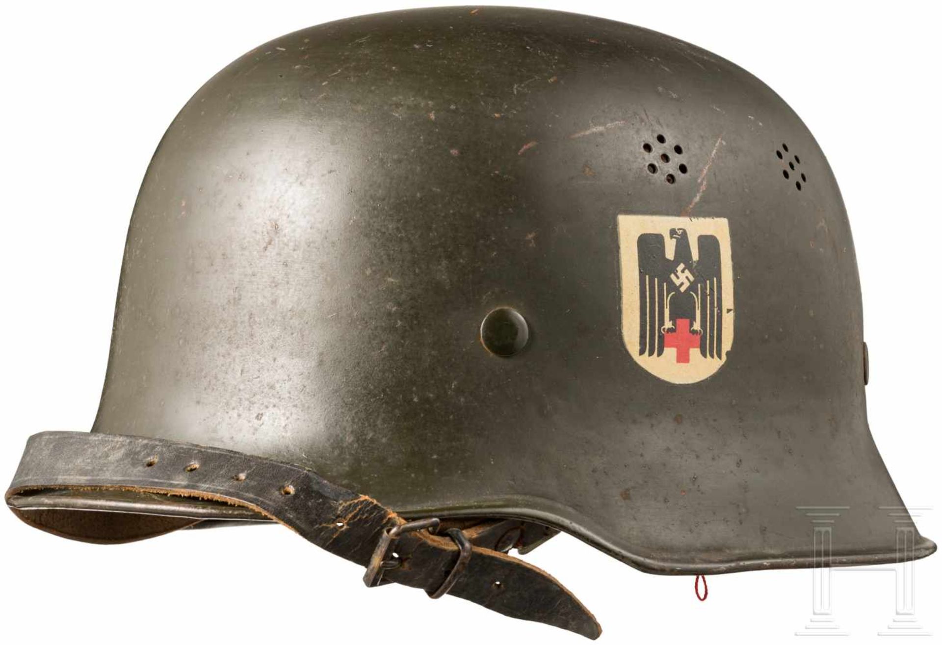 Stahlhelm für RotkreuzangehörigeZiviler Helm mit seitlichem Rot Kreuz-Emblem. Ohne Obligo.Zustand: