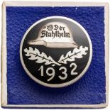 Diensteintrittsabzeichen "1932" des StahlhelmbundesVersilbertes, schwarz emailliertes Abzeichen