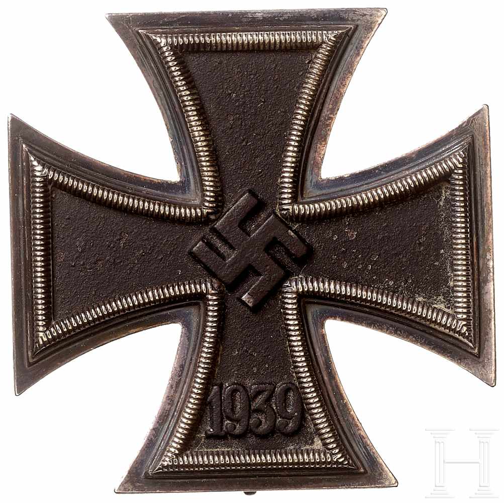 Eisernes Kreuz 1939 1. Klasse, im EtuiGeschwärzter Eisenkern in versilberter Zarge, bauchige