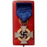 Treudienst-Ehrenzeichen in der Sonderstufe für 50 Jahre, im EtuiVersilbertes Kreuz mit schwarz