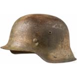 Stahlhelm M 42 mit TarnanstrichGlocke mit mitgeprägten Belüftungsöffnungen, leicht flugrostig bzw.