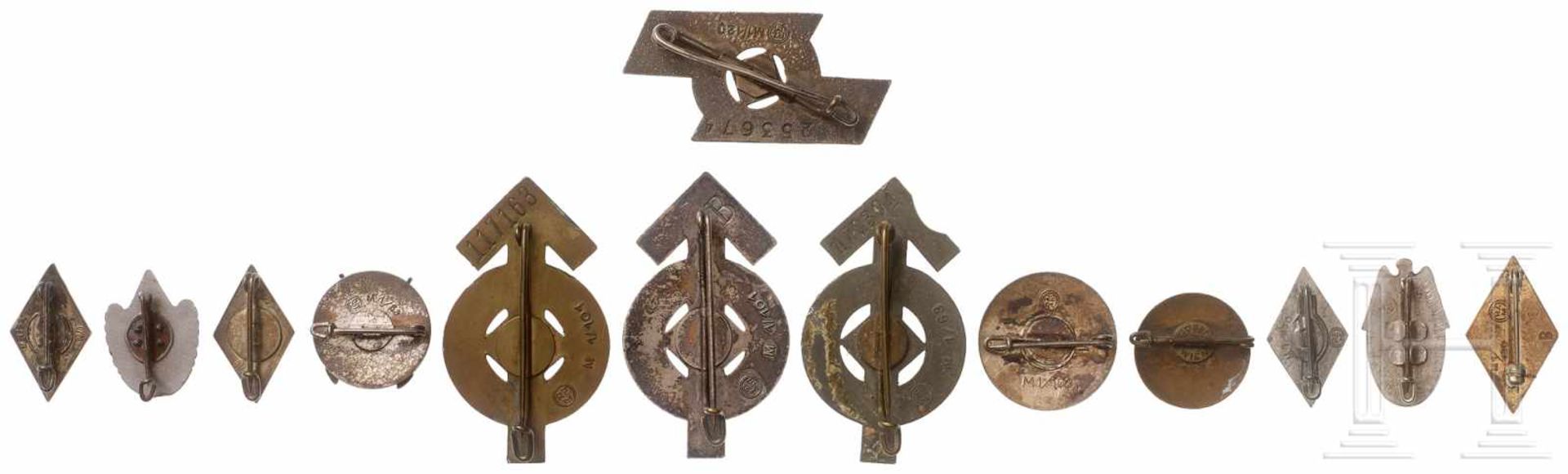 Kleine Sammlung HJ-AbzeichenGoldenes HJ-Abzeichen (B-Stück), drei Mitgliedsabzeichen, drei - Bild 2 aus 2
