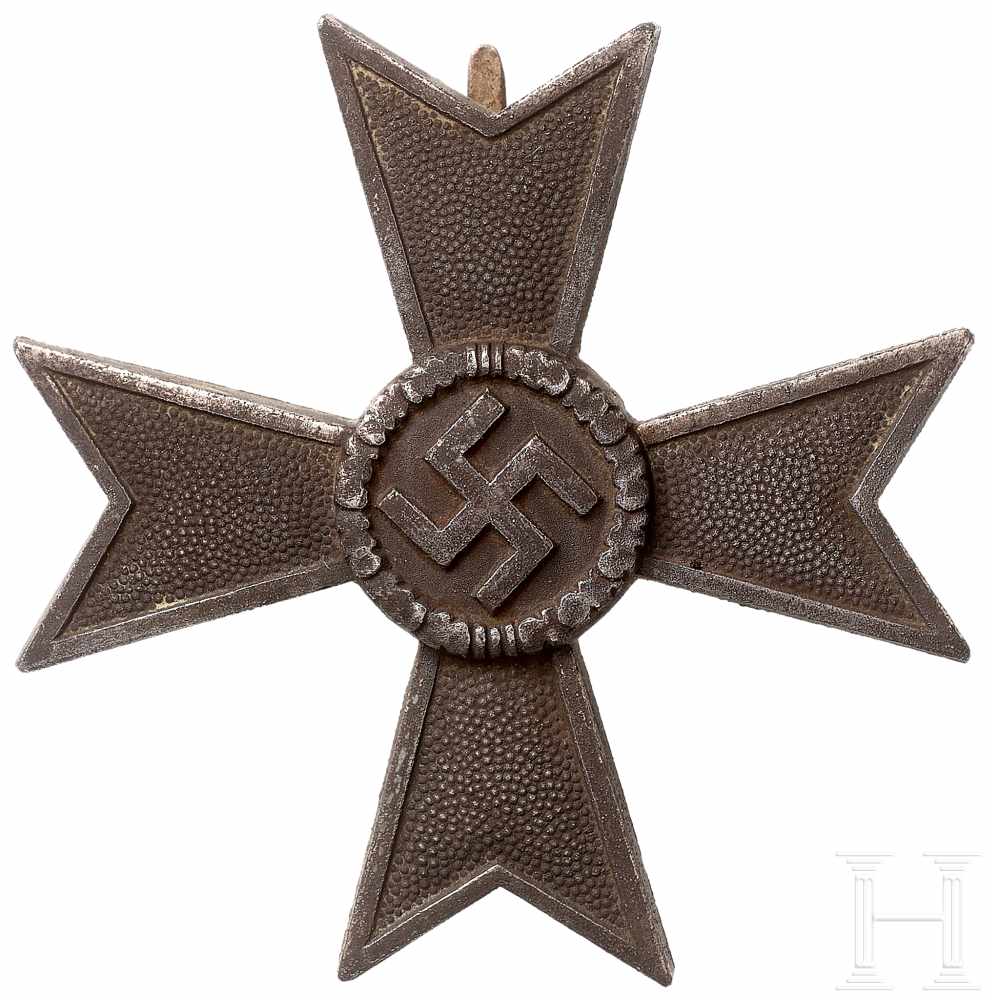 Kriegsverdienstkreuz 1. Klasse, im VerleihungsetuiIn Resten versilberte Feinzinkausführung, rs. - Image 2 of 3