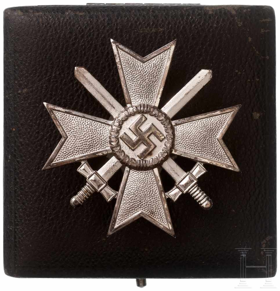 Kriegsverdienstkreuz 1. Klasse mit Schwertern im VerleihungsetuiVersilberte Buntmetallausführung,
