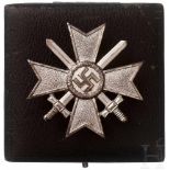 Kriegsverdienstkreuz 1. Klasse mit Schwertern im VerleihungsetuiVersilberte Buntmetallausführung,