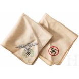 Zwei Propaganda-Taschentücher vor 1933Identisch aus hellbraunem Tuch gefertigt, ein Exemplar mit