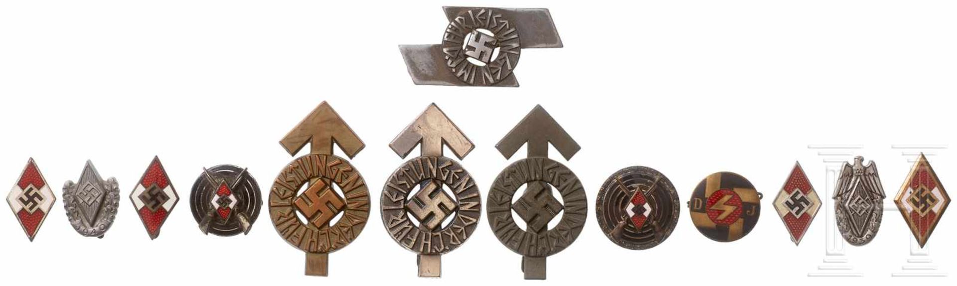 Kleine Sammlung HJ-AbzeichenGoldenes HJ-Abzeichen (B-Stück), drei Mitgliedsabzeichen, drei