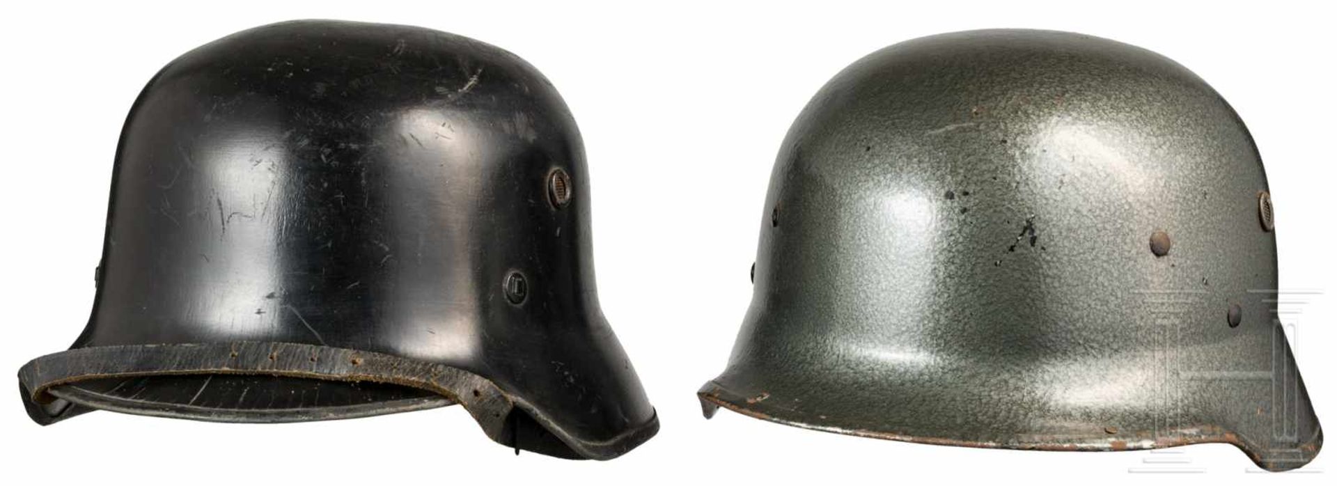 Zwei deutsche Feuerwehrhelme, 20. Jhdt.Seltener DDR-Feuerwehrhelm mit lackierter Kunststoffglocke (