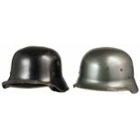 Zwei deutsche Feuerwehrhelme, 20. Jhdt.Seltener DDR-Feuerwehrhelm mit lackierter Kunststoffglocke (