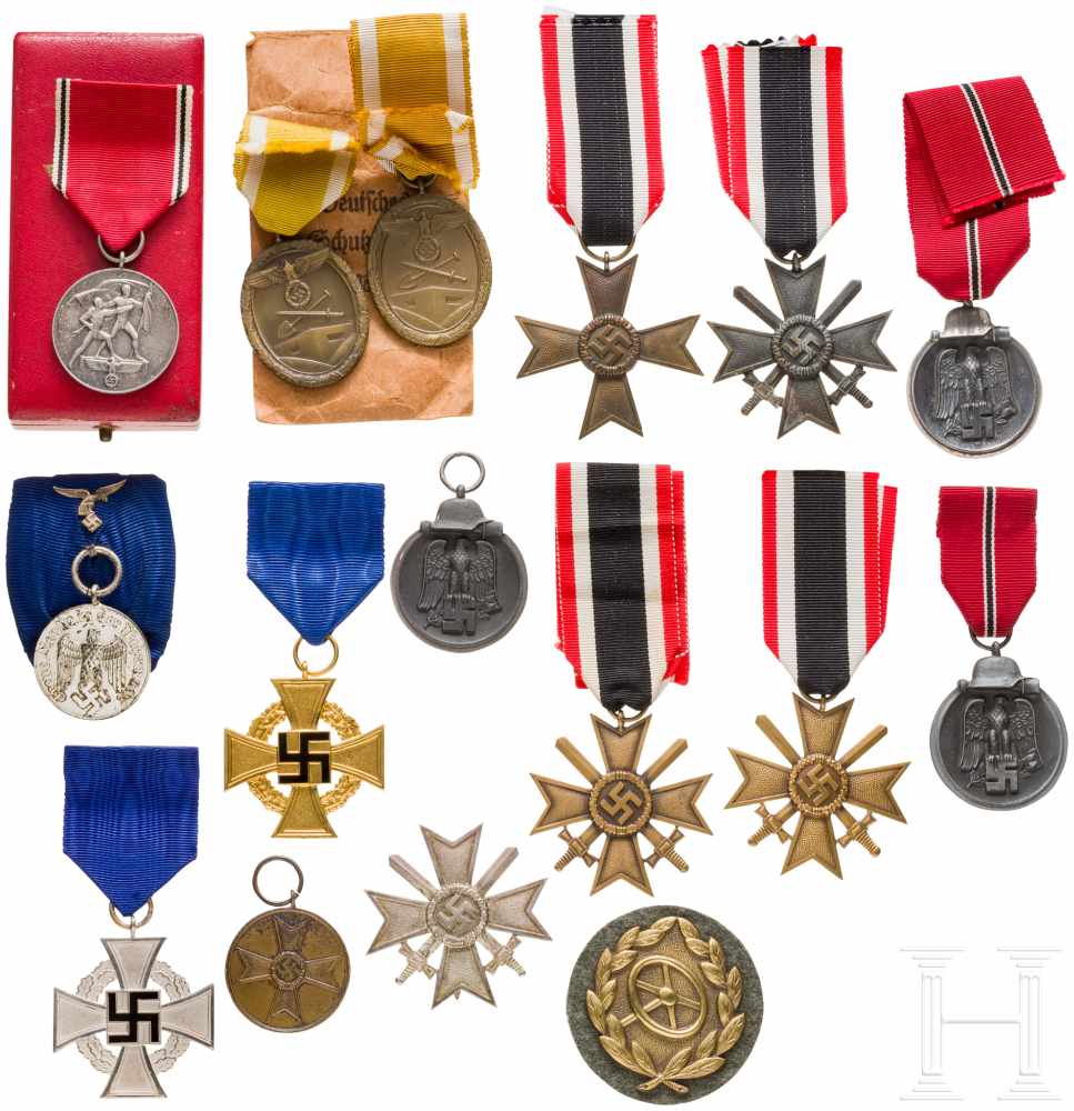Kleine Sammlung AuszeichnungenEin KVK 1. Klasse, vier 2. Klassen und eine KVK-Medaille. Medaille