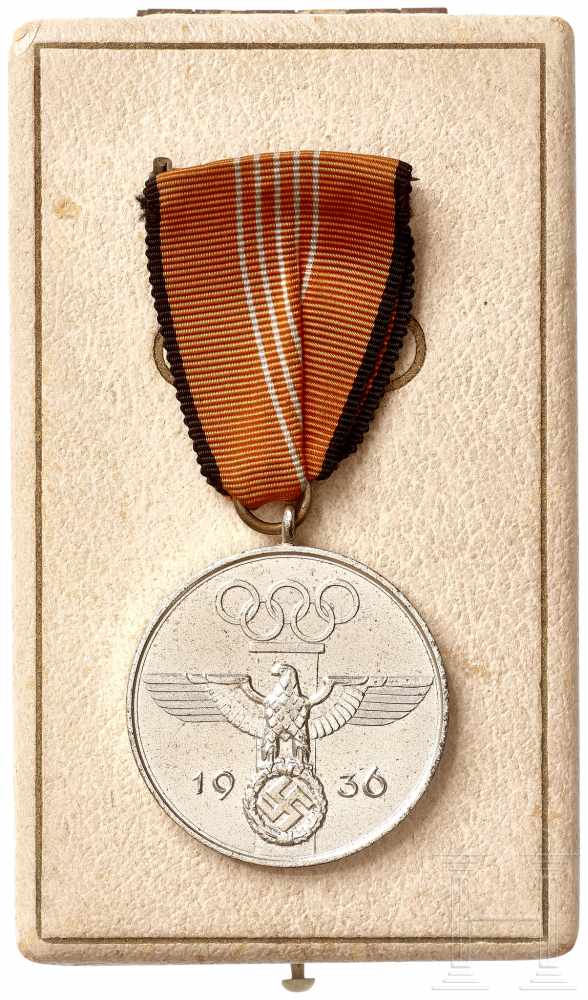 Deutsche Olympia-Erinnerungsmedaille 1936 im EtuiVersilberte, eiserne Medaille, das vernähte Band