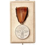 Deutsche Olympia-Erinnerungsmedaille 1936 im EtuiVersilberte, eiserne Medaille, das vernähte Band