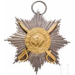 Azad-Hind-Orden, Dekoration der 3. Klasse mit SäbelnBuntmetall versilbert, Medaillon vergoldet.