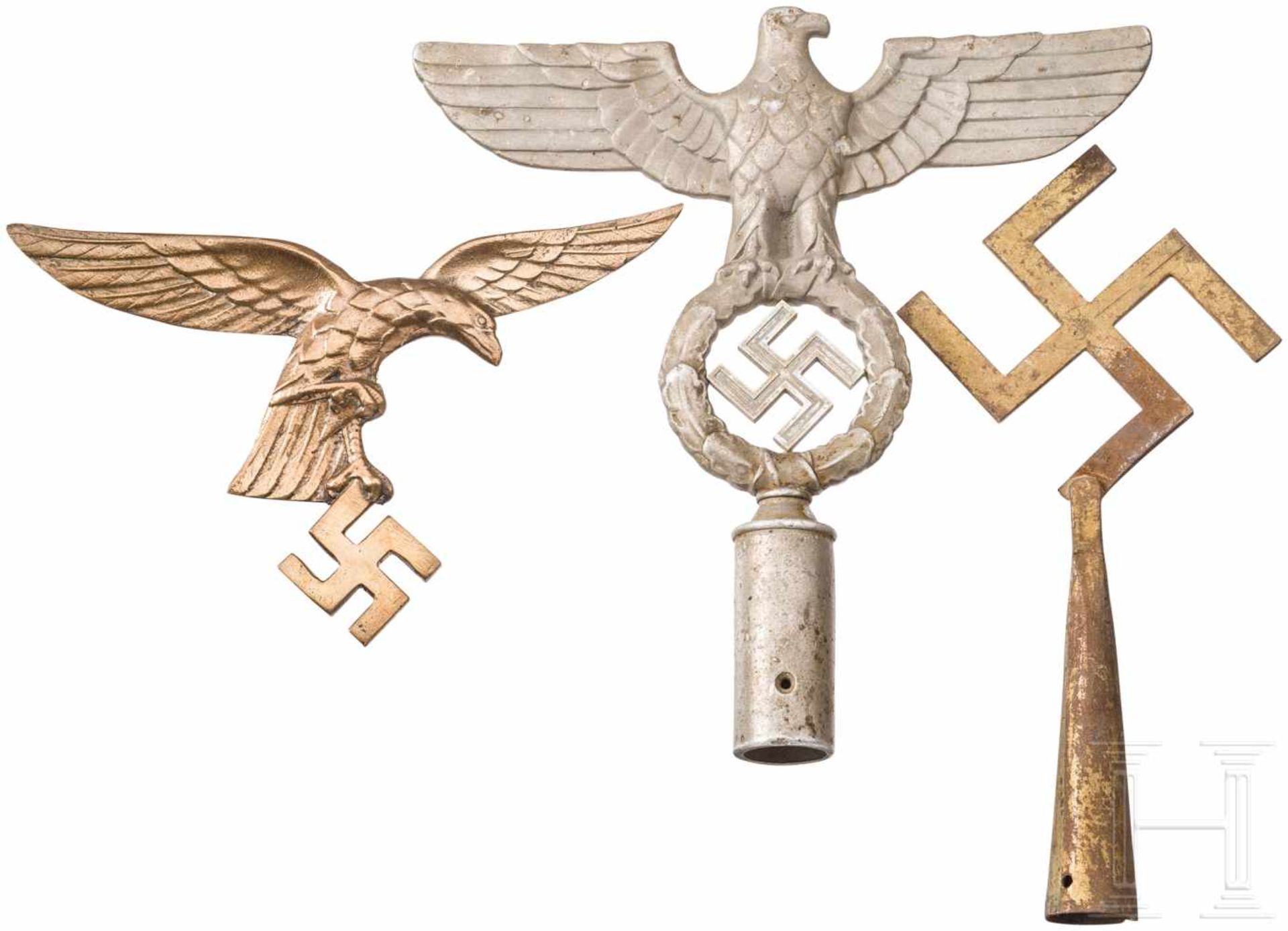 Zwei Fahnenspitzen und LW AdlerFahnenspitze der NSDAP in Form eines beidseitig plastisch