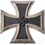 Eisernes Kreuz 1939, 1. KlasseLeicht konvexe Ausführung mit geschwärztem Eisenkern in versilberter