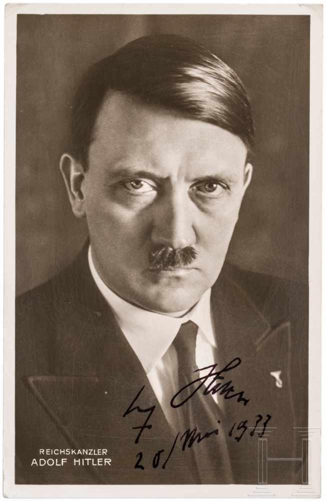 Adolf Hitler - eigenhändig signierte Hoffmann-Portraitpostkarte "Reichskanzler Adolf Hitler"