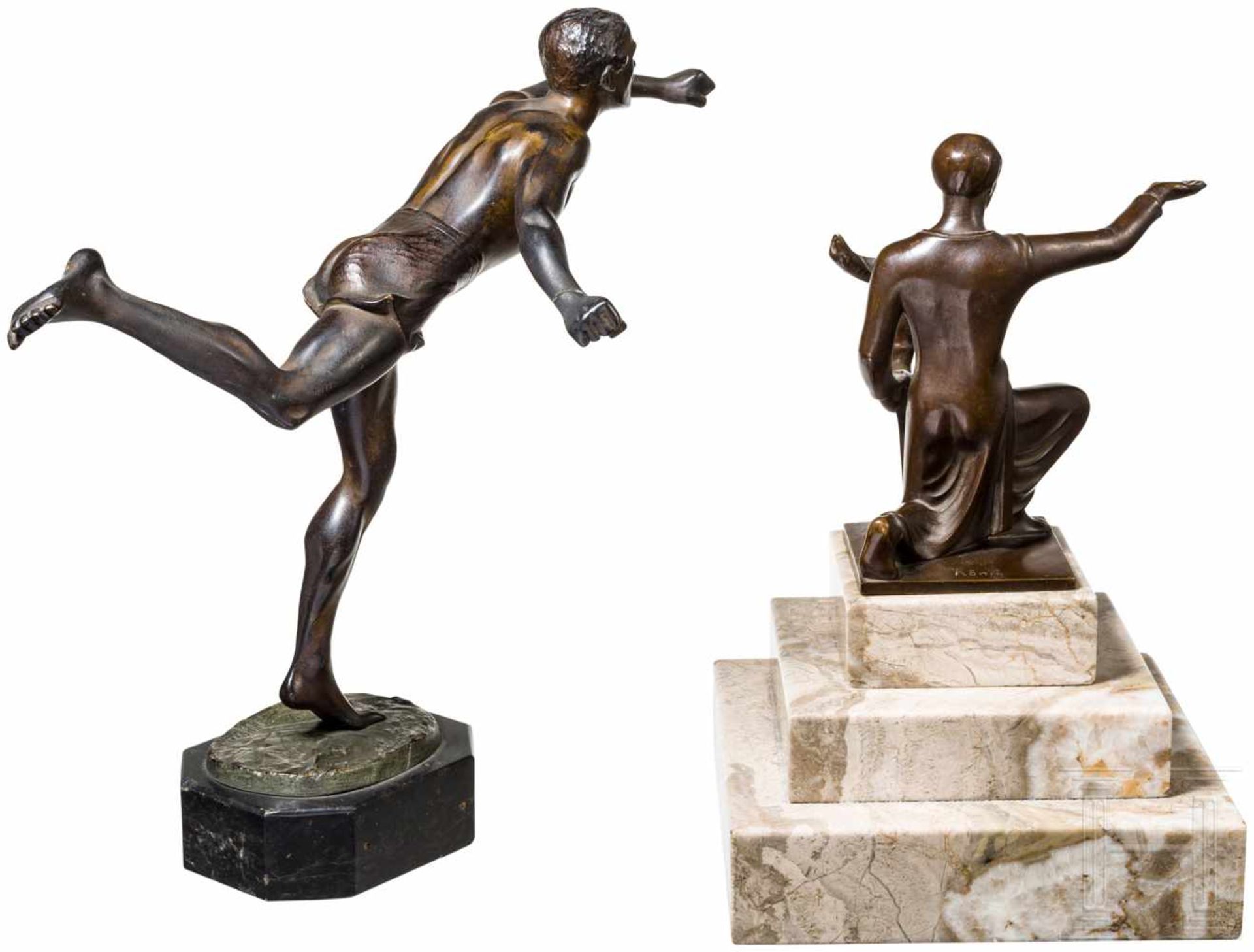 Läufer und kniender FackelträgerJeweils massive Bronze und auf Steinsockel (bestoßen). Figur eines - Bild 2 aus 4