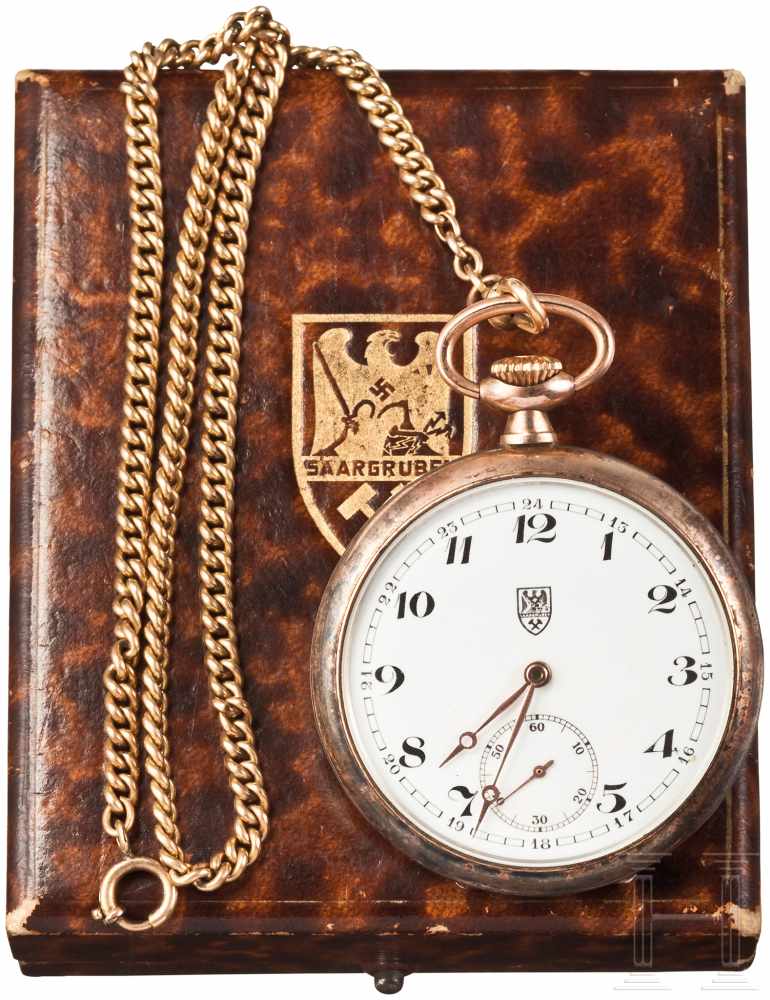 Geschenk-Taschenuhr der preußischen Saargruben, im EtuiSilberne, teils vergoldete Taschenuhr mit