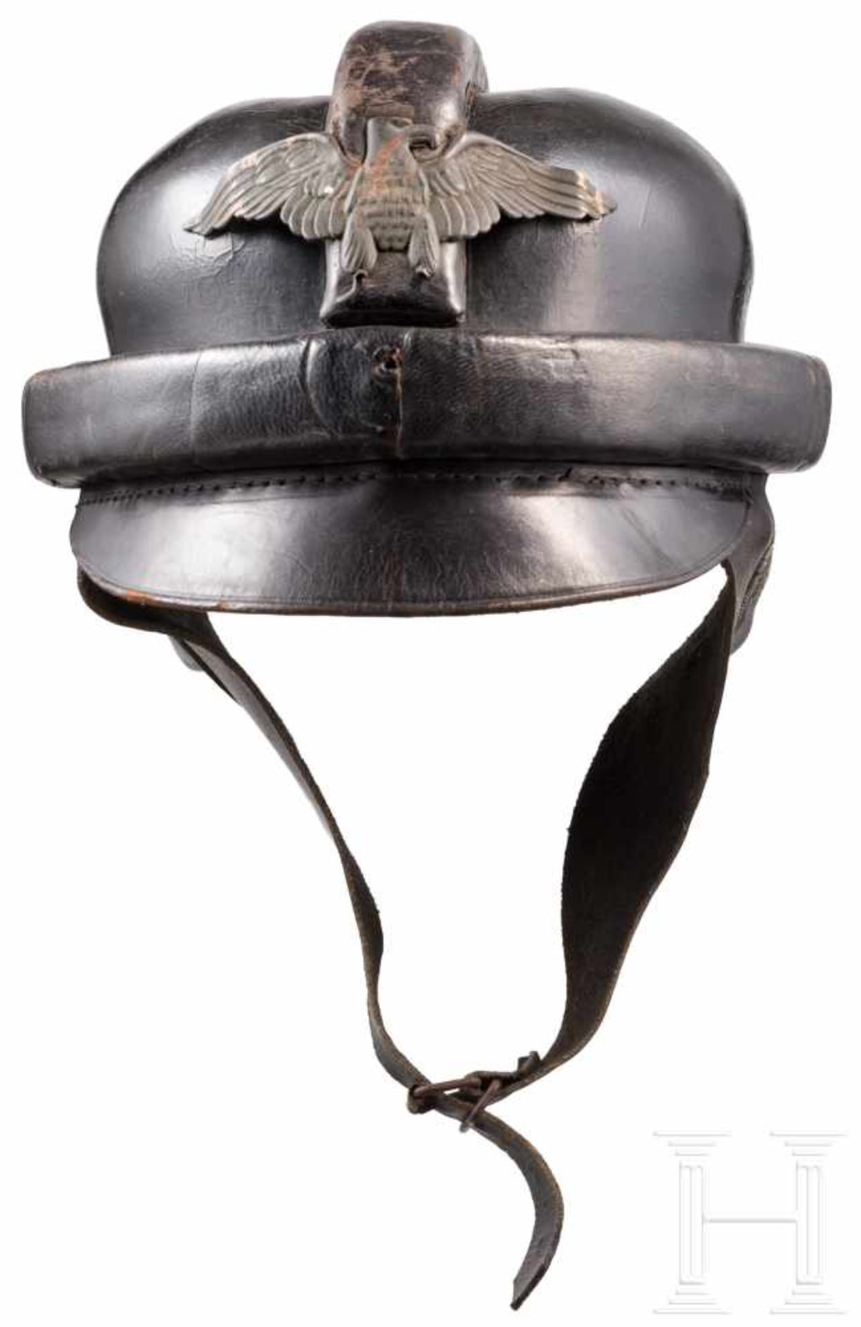 NSKK-SturzhelmSchwarze Lederglocke mit gepolsterten Schutzwülsten, Vorderschirm, Ohrenklappen und - Bild 2 aus 4