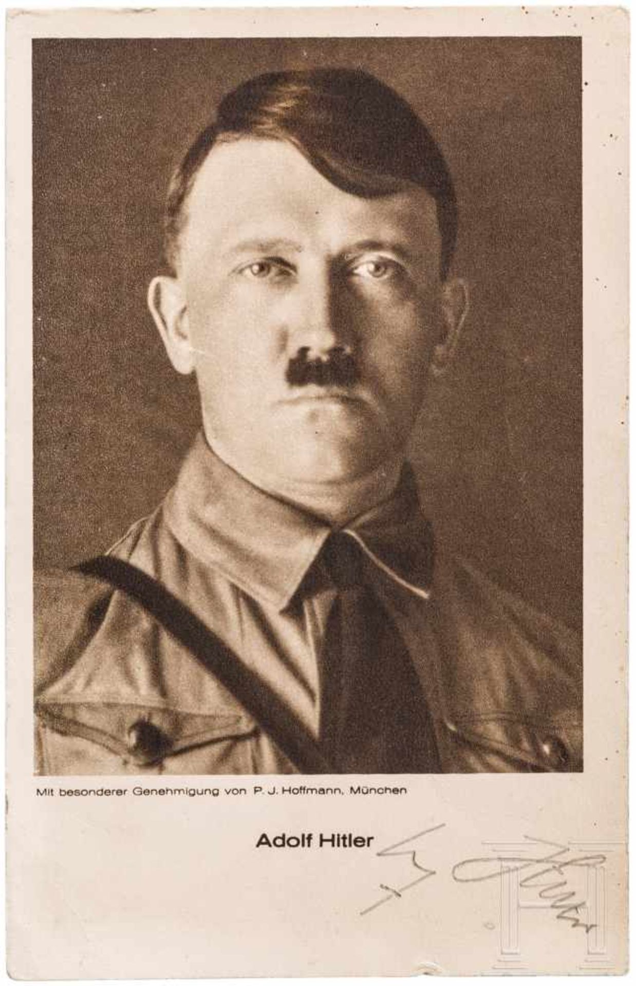 Adolf Hitler - eigenhändig signierte PortraitpostkarteBrustportrait in Parteiuniform. Eigenhändig in