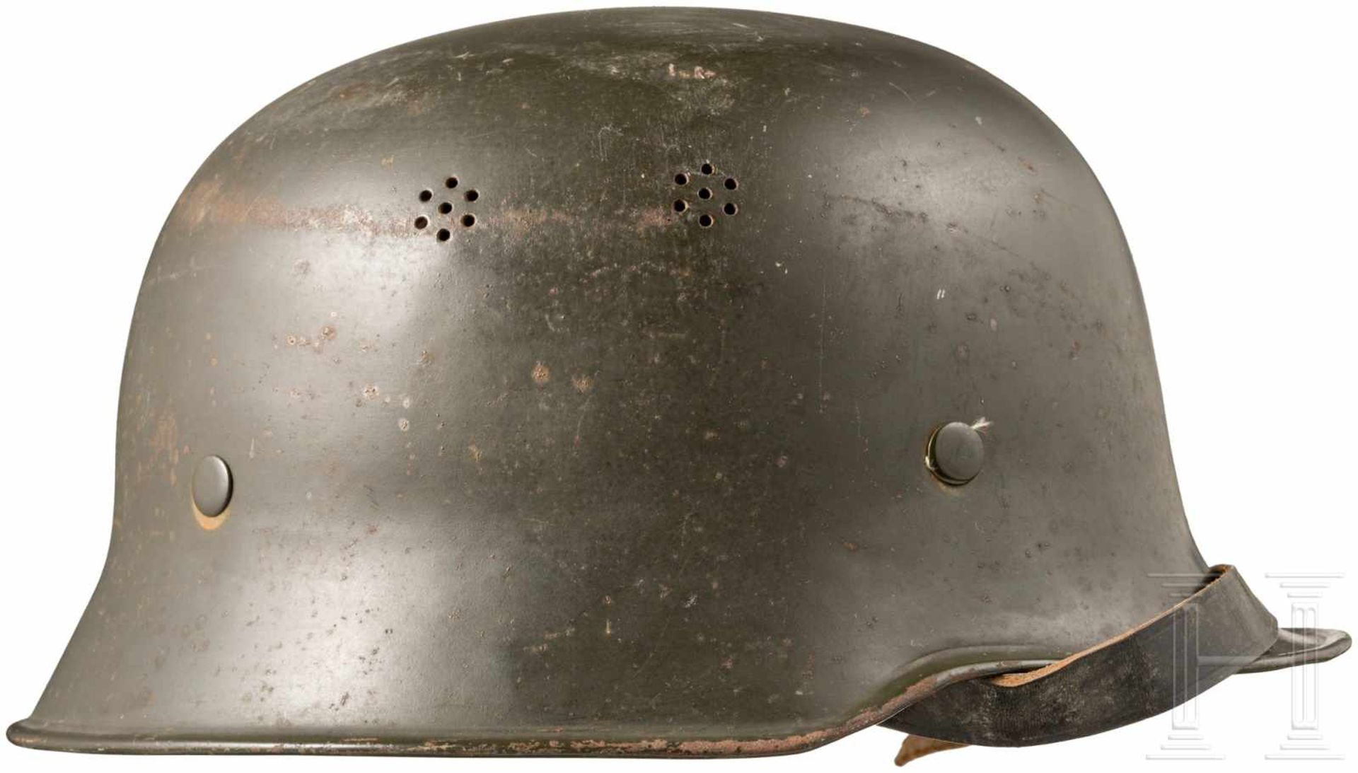 Stahlhelm für RotkreuzangehörigeZiviler Helm mit seitlichem Rot Kreuz-Emblem. Ohne Obligo.Zustand: - Bild 2 aus 3