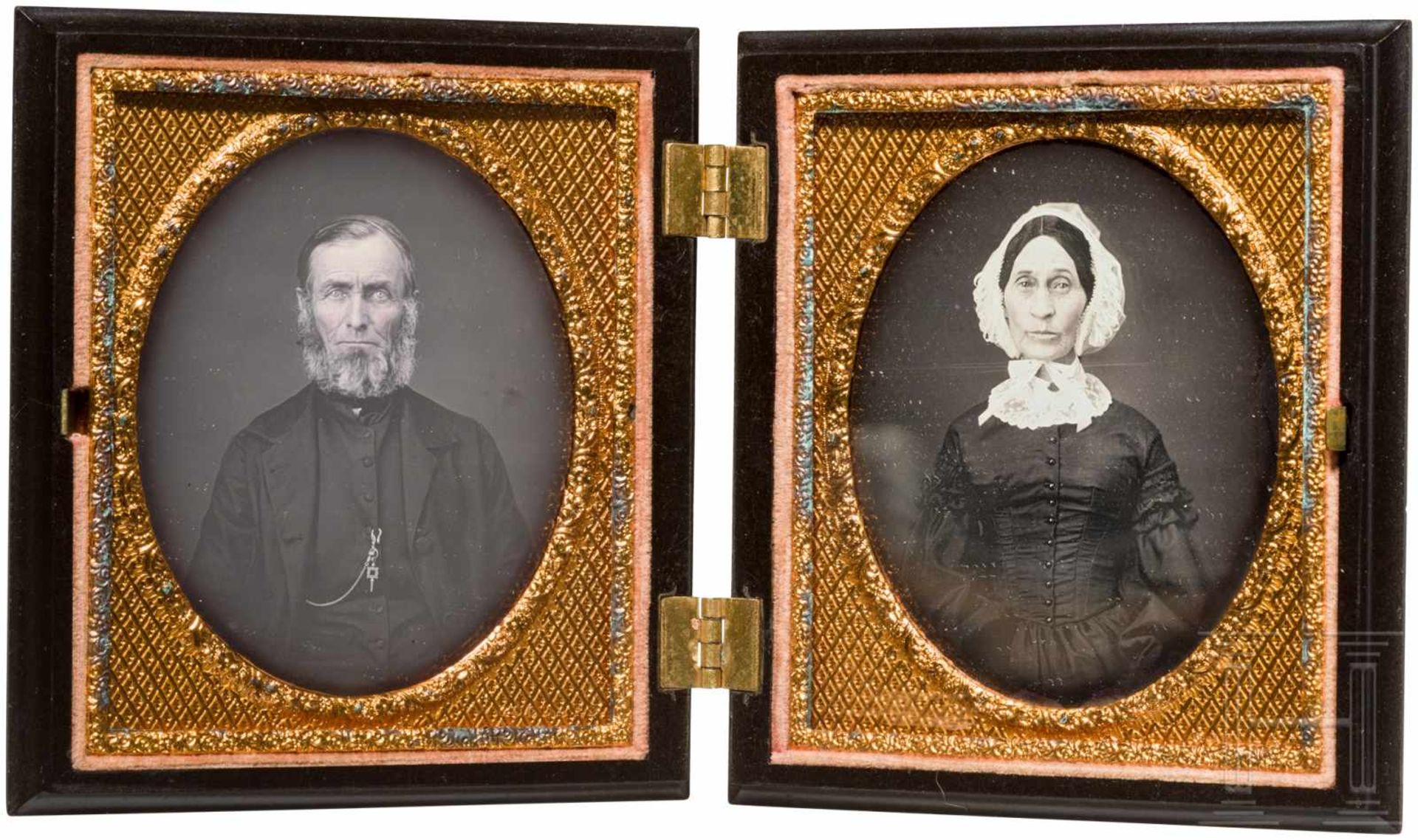 Ein Paar Daguerreotypien, England/ USA, um 1850/60Reich reliefierter, aufklappbarer Doppelrahmen aus