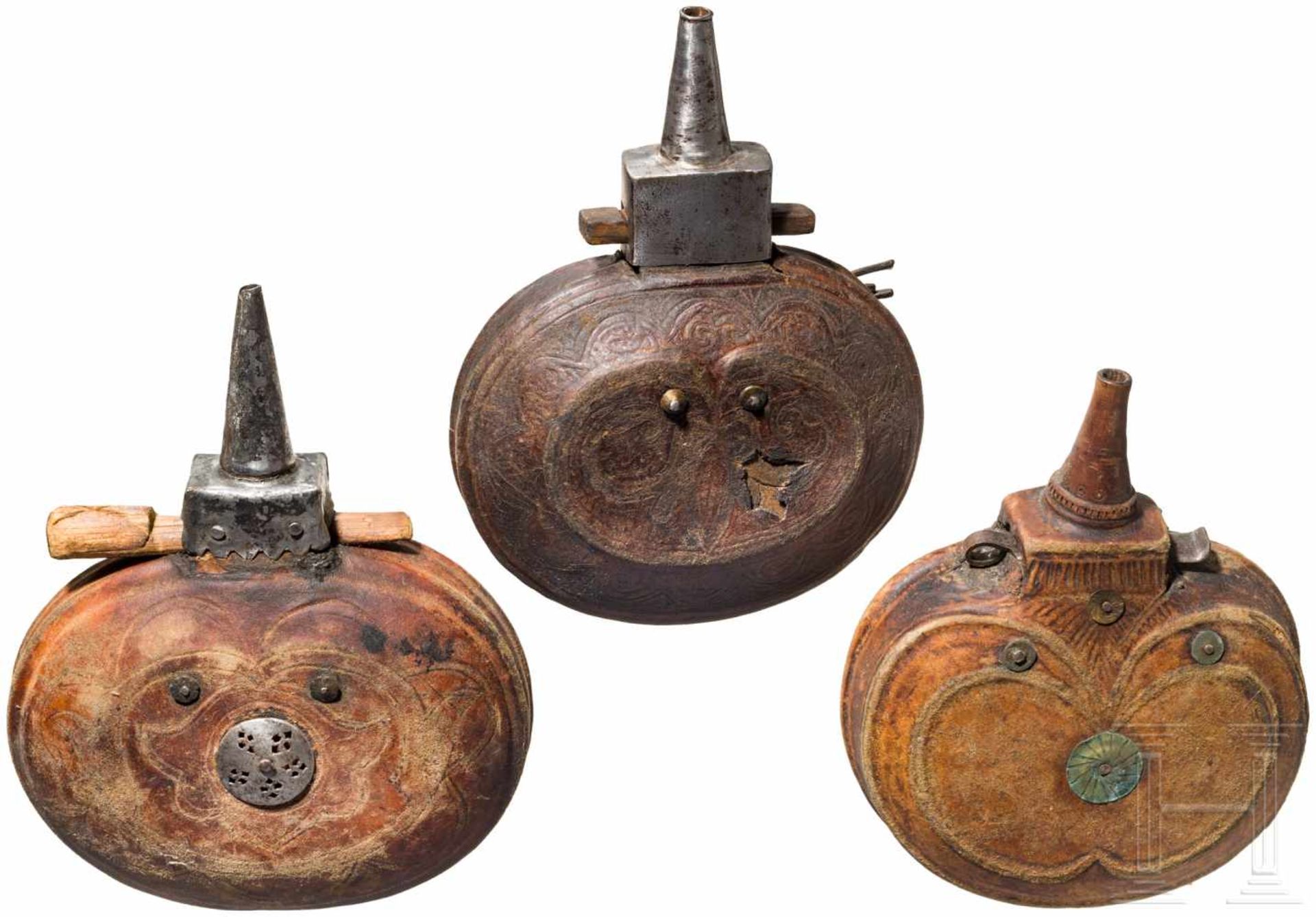 Drei Pulverflaschen, Afghanistan, 19. Jhdt.Ovaler, lederbezogener und punzierter Holzkorpus, zwei