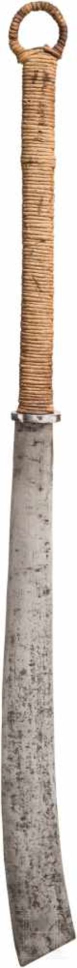 Richtschwert, China, um 1900Breite, leicht gekrümmte Klinge, kleines, eisernes Stichblatt, lange