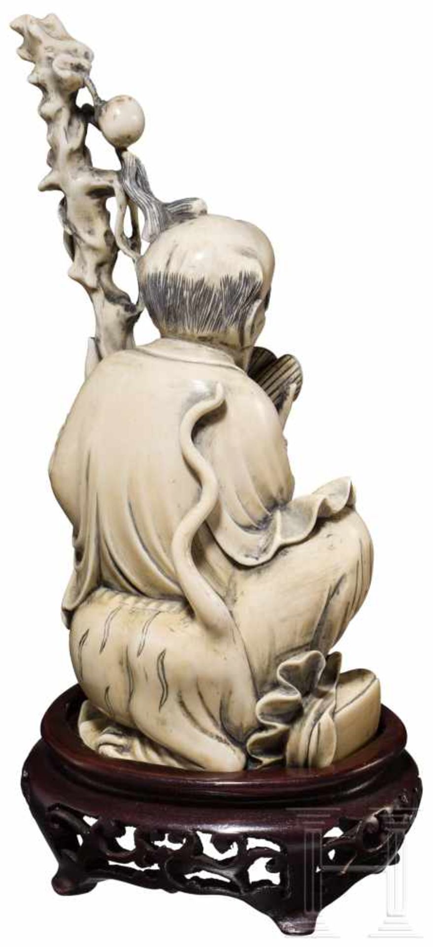 Elfenbeinfigur des Shou, Gottes der Langlebigkeit, China, 1. Hälfte 20. Jhdt.Vollplastisch aus einem - Bild 2 aus 2