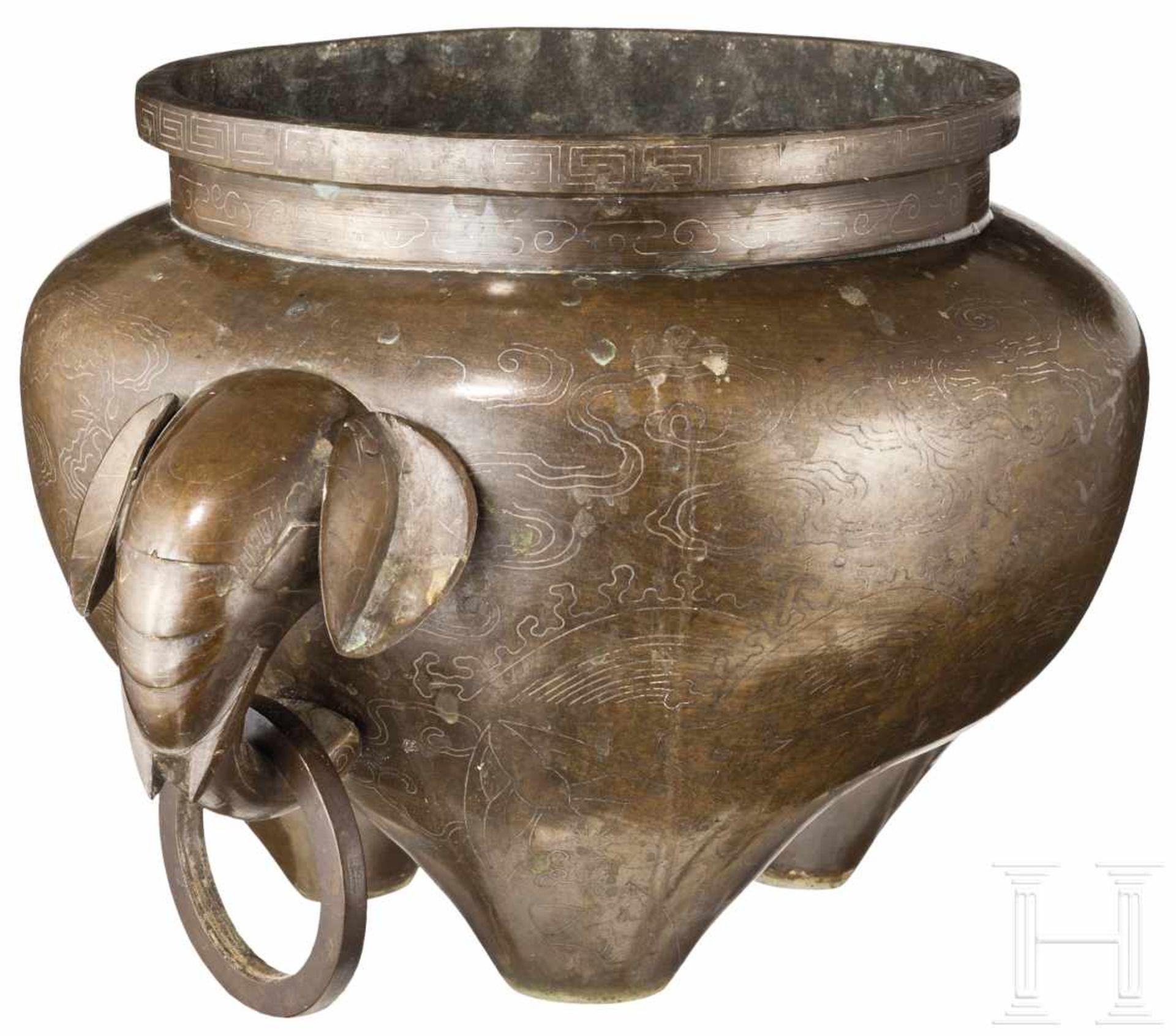 Bronzegefäß mit Silbereinlagen, China, 19. Jhdt.Bulbous vessel resting on three short legs. Indented - Bild 2 aus 2