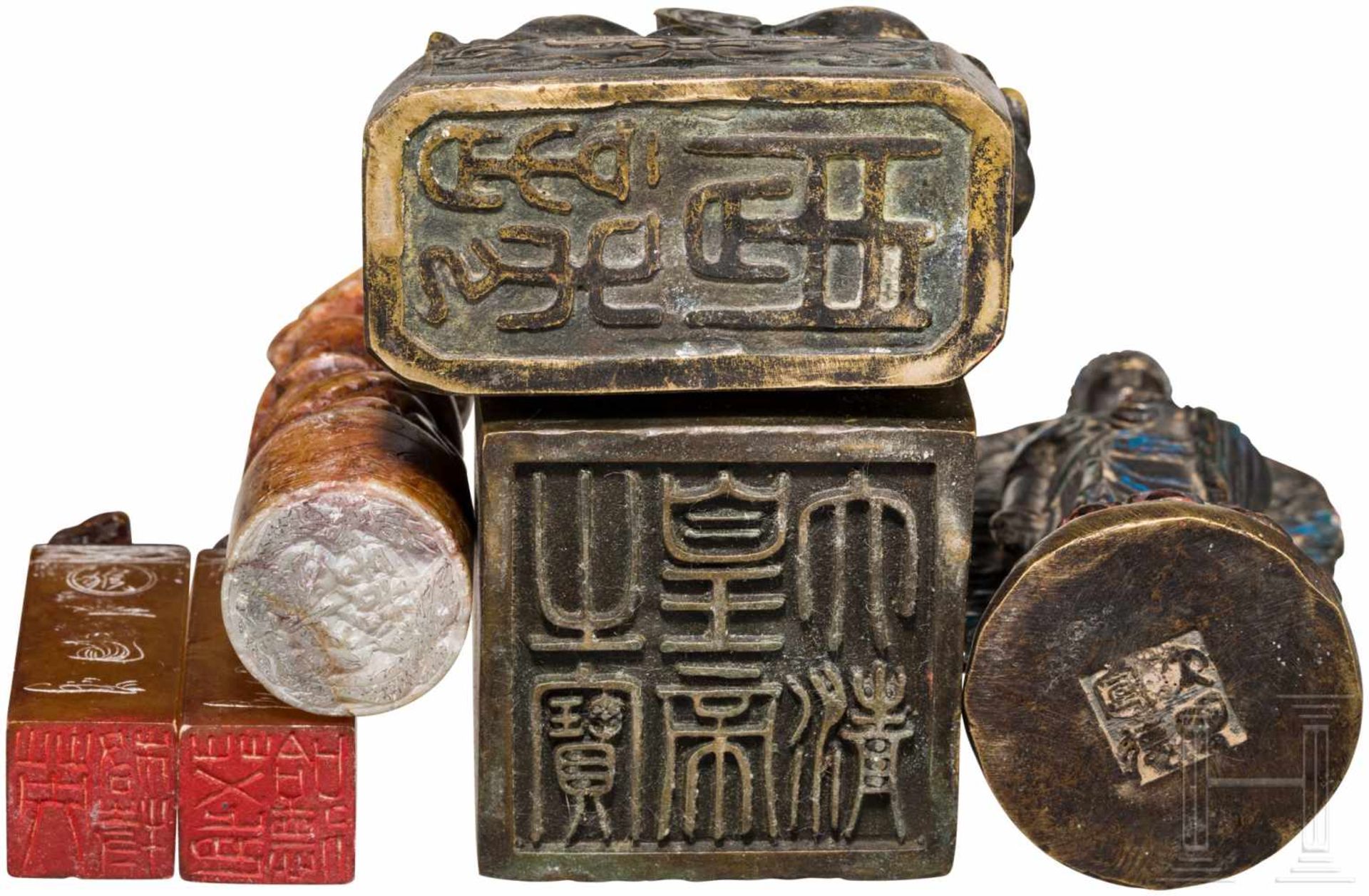 Fünf Siegel und kleine Buddha-Figur, China, 19./20. Jhdt.Darunter rechteckiges bzw. quadratisches - Bild 3 aus 3