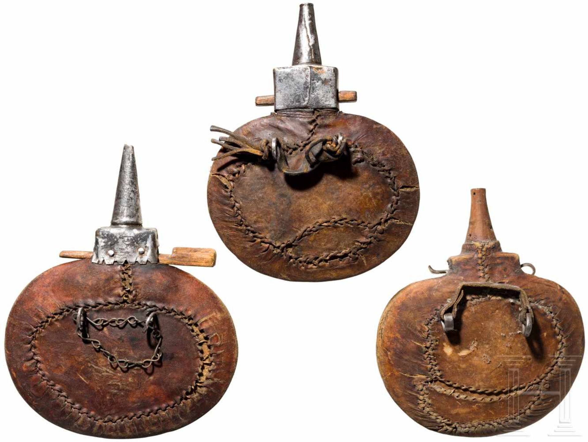 Drei Pulverflaschen, Afghanistan, 19. Jhdt.Ovaler, lederbezogener und punzierter Holzkorpus, zwei - Bild 2 aus 2