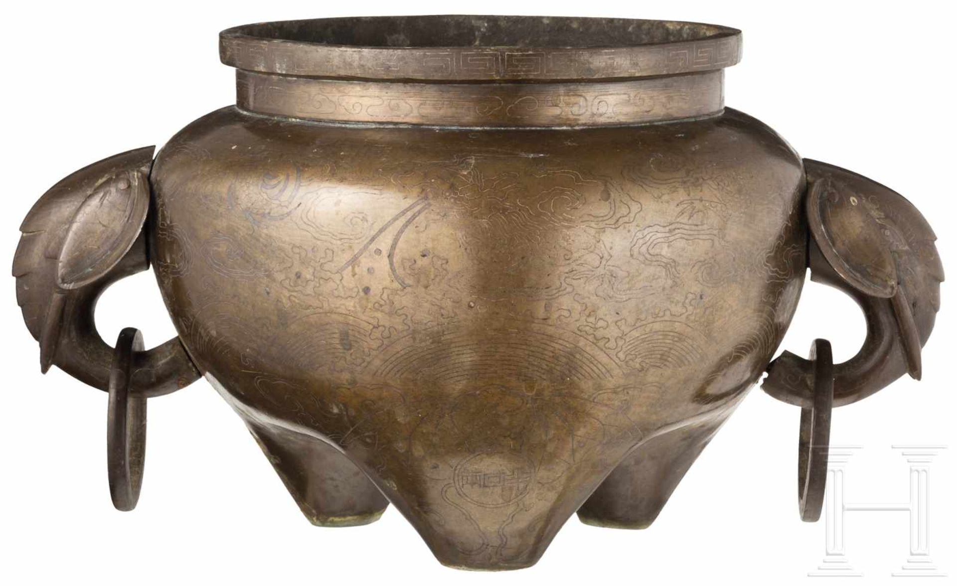 Bronzegefäß mit Silbereinlagen, China, 19. Jhdt.Bulbous vessel resting on three short legs. Indented