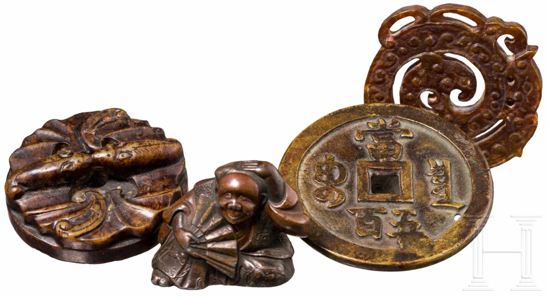 Vier Kleinteile aus Jade und Bronze, Japan/China, um 1900Darunter ein knopfförmiger, geschnittener