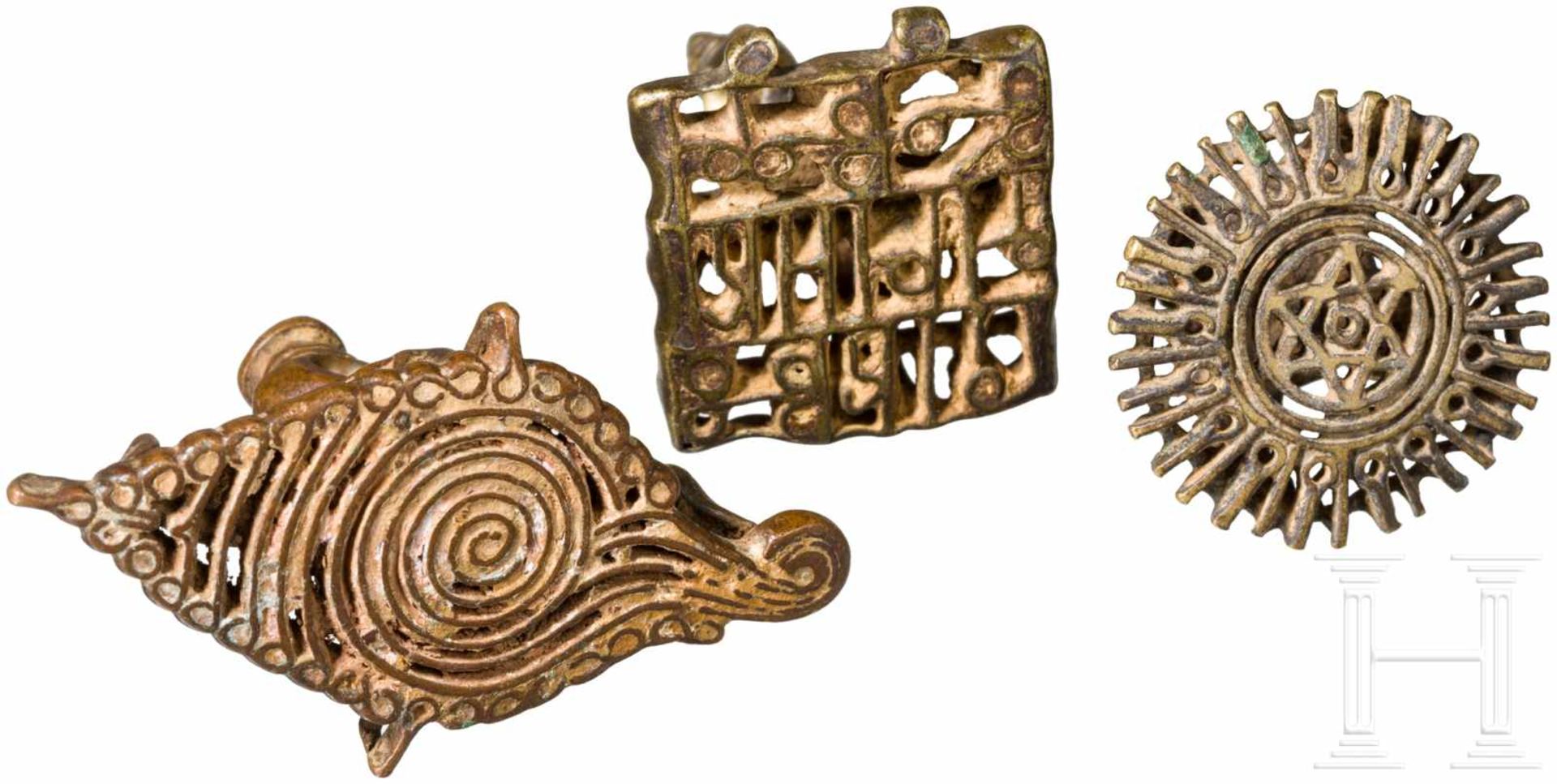 Drei Henna-Stempel, Bronze, 19. Jhdt.Drei durchbrochen gearbeitete Bronzestempel mit - Bild 2 aus 2